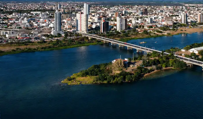 Vista aérea de Petrolina com o rio São Francisco e a ponte